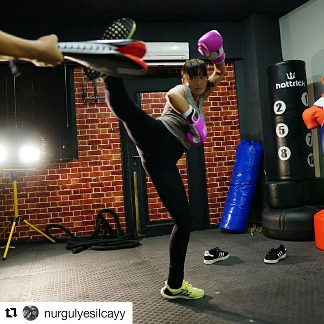 #Repost @nurgulyesilcayy (@get_repost)・・・Önümüze gelene yüz tekmeCanım örtmenim @barbarosozeller ️ @nurgulyesilcayy